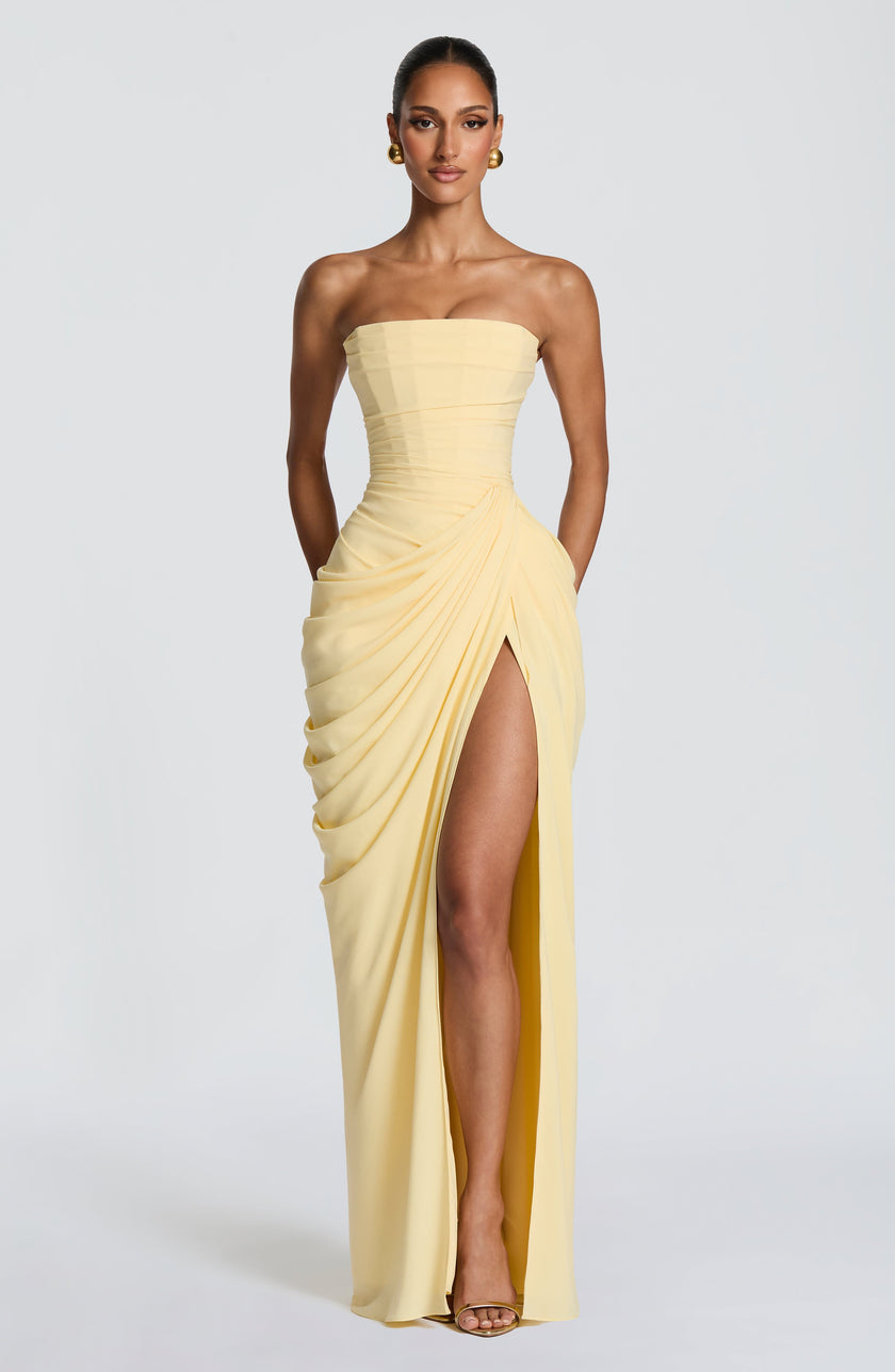 Lola - com drapeado sofisticado e presença elegante
