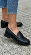 Evana - Mocassim Clássico com Tira Frontal e Sola Robusta