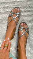 Amora – Sandálias slingback com efeito serpente