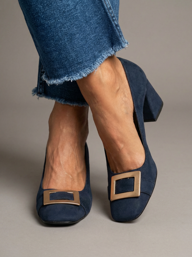 Nadine – Sapatos de salto em camurça com fivela dourada