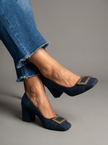 Nadine – Sapatos de salto em camurça com fivela dourada