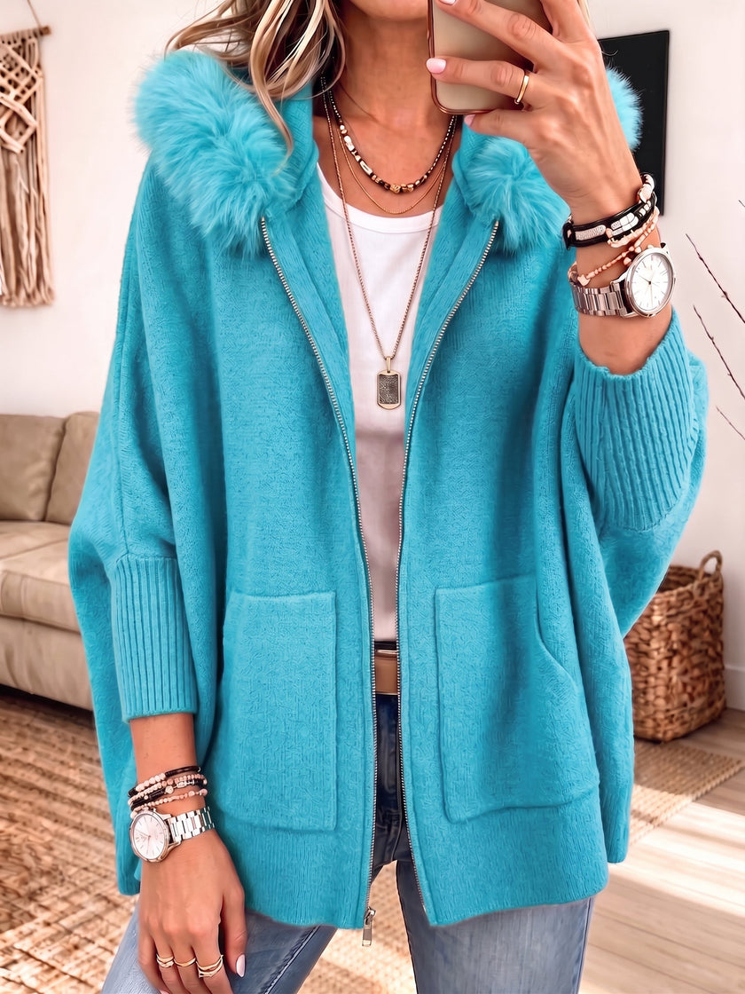 Lara – Cardigan de malha oversized com capuz de pelo