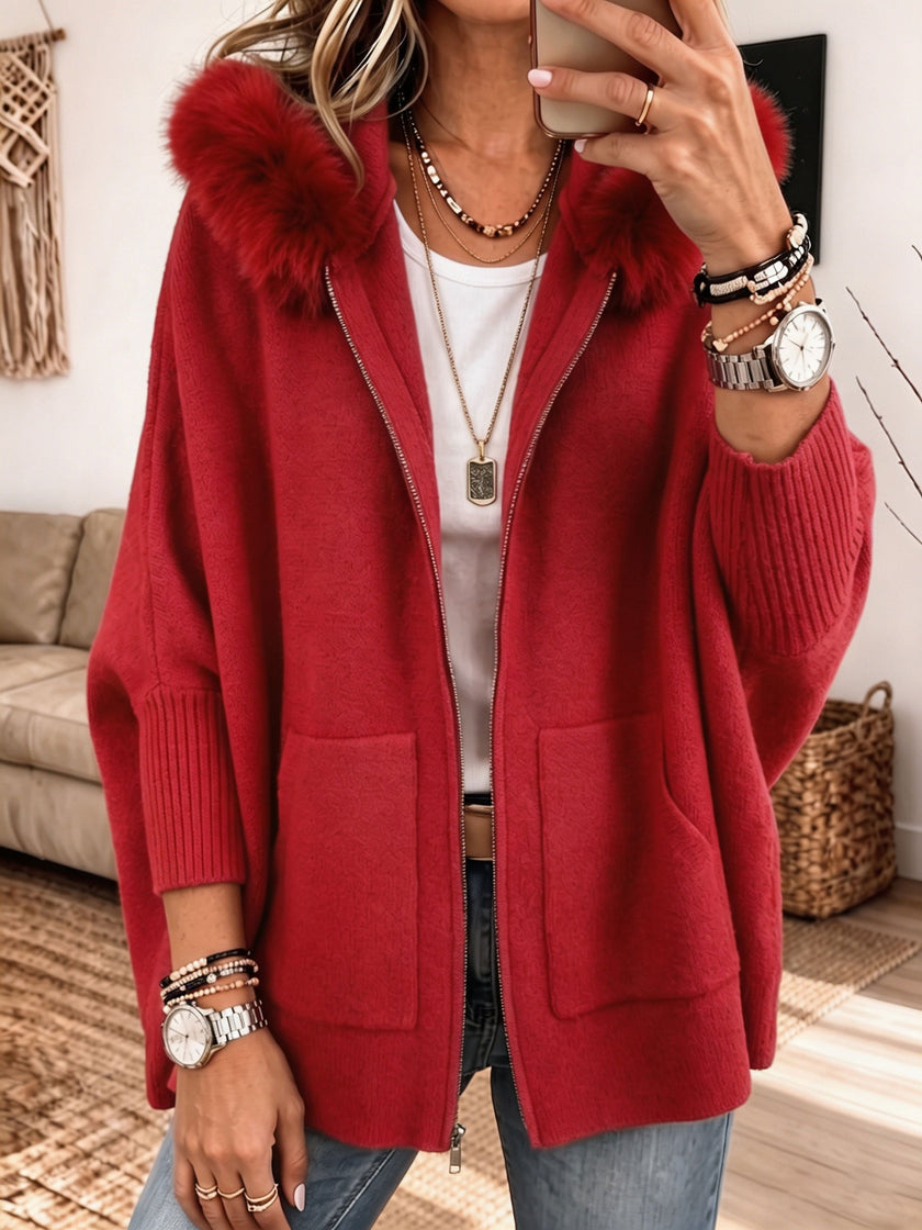 Lara – Cardigan de malha oversized com capuz de pelo