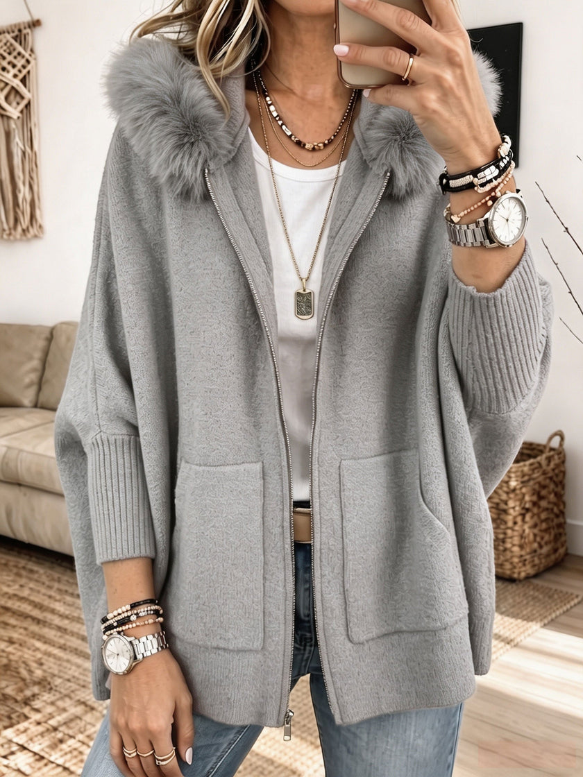 Lara – Cardigan de malha oversized com capuz de pelo