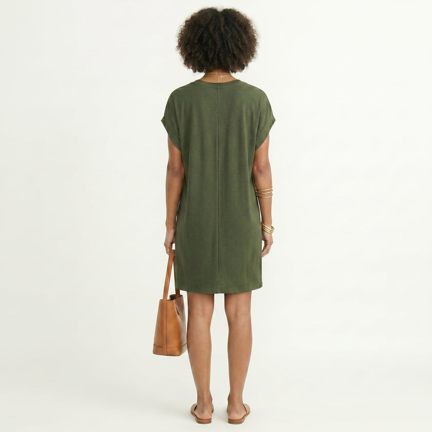 Camila | Vestido Curto Fluído com Decote em V Trabalhado