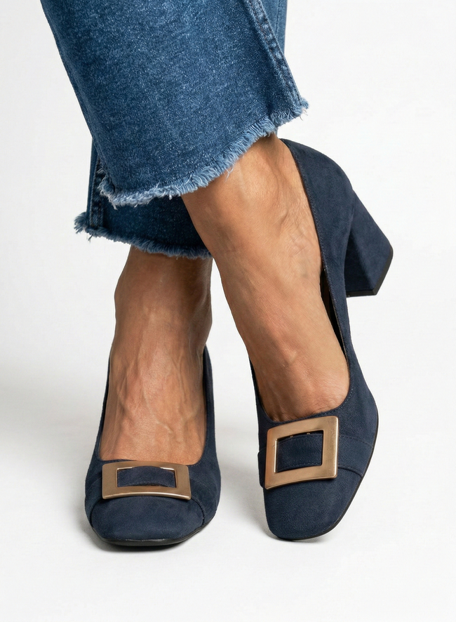 Nadine – Sapatos de salto em camurça com fivela dourada