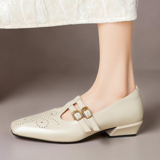 Marisol | Escarpin Mary Jane com dupla fivela em couro perfurado
